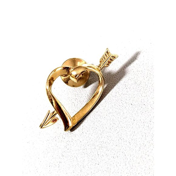 Vintage Avon Gold Tone Open Heart Arrow Pin - Picture 1 of 6